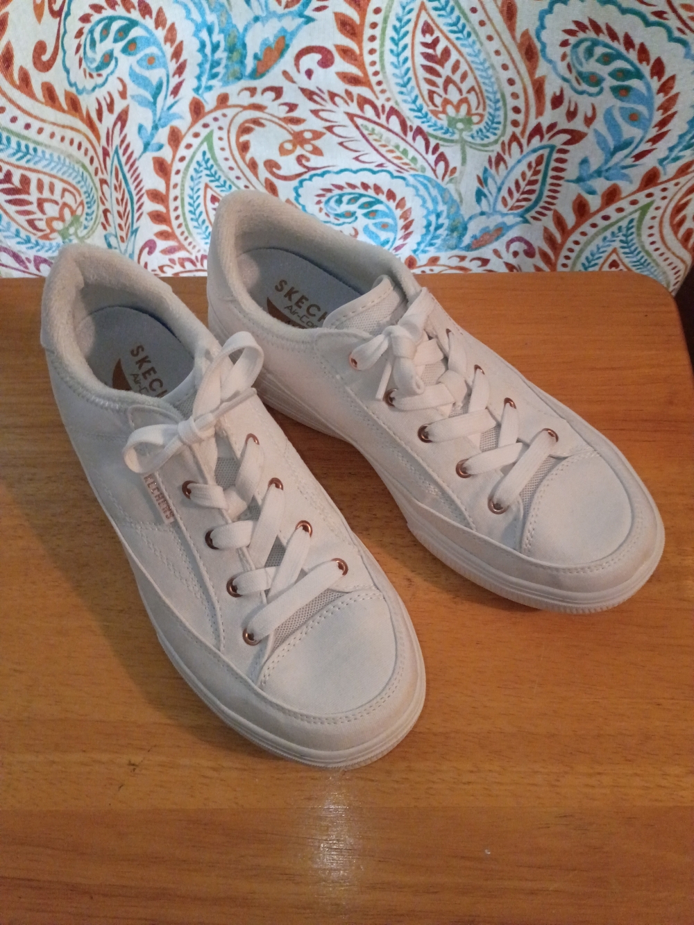 Skechers Cream-White Low-Top Lace Sneakers